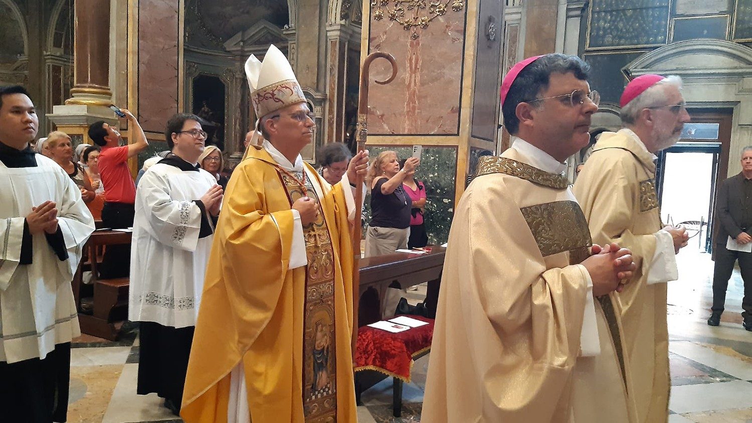 “O bispo é um pastor próximo do povo, não um gestor”