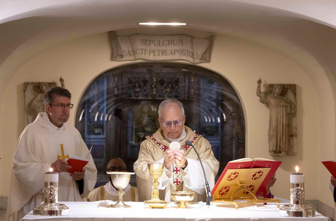Leão XIV celebra Missa nas Grutas Vaticanas: é preciso saber escutar sem julgar